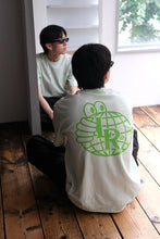 画像をギャラリービューアに読み込む, ATRAS MONOGRAM TEE / GREEN TINT/NEON