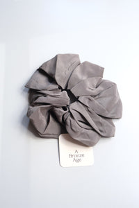 OVERSIZED SILK SCRUNCHIE / OYSTER