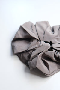 OVERSIZED SILK SCRUNCHIE / OYSTER