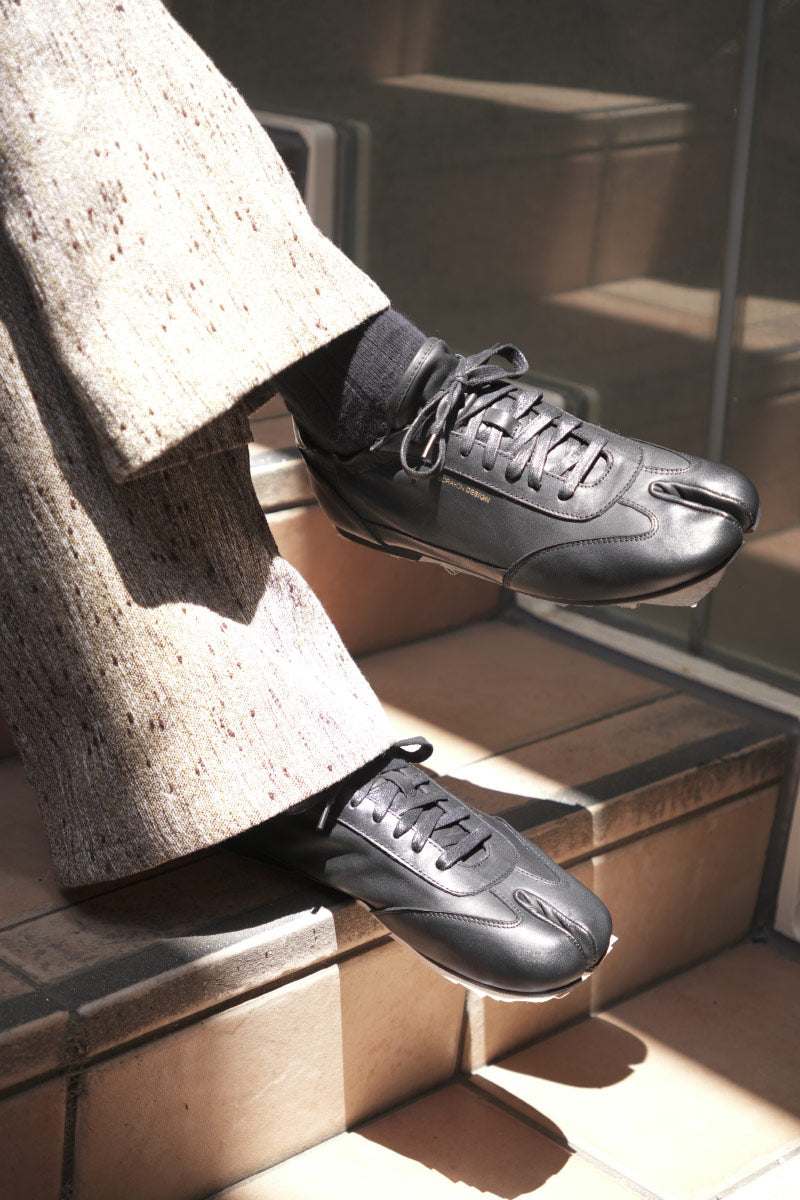THIN-SOLE TABI SNEAKERS / WAXED TOP-GRAIN SOFT COWHIDE