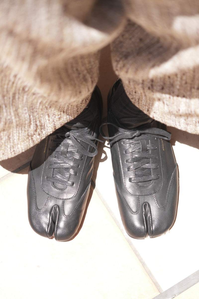 THIN-SOLE TABI SNEAKERS / WAXED TOP-GRAIN SOFT COWHIDE