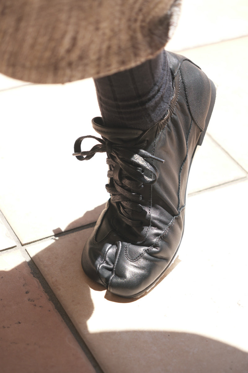 THIN-SOLE TABI SNEAKERS / WAXED TOP-GRAIN SOFT COWHIDE