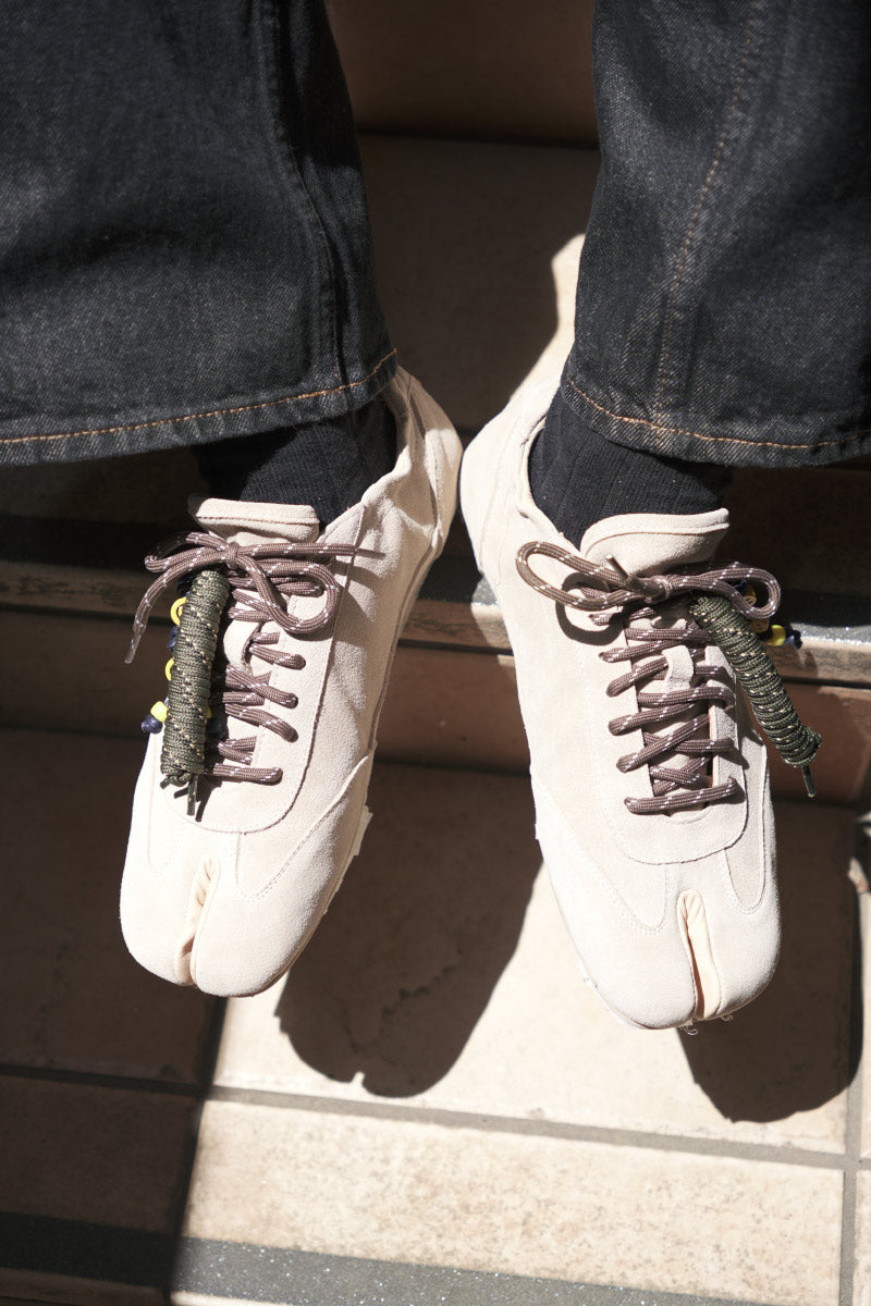 THIN-SOLE TABI SNEAKERS / KHAKI SUEDE COWHIDE VERSION