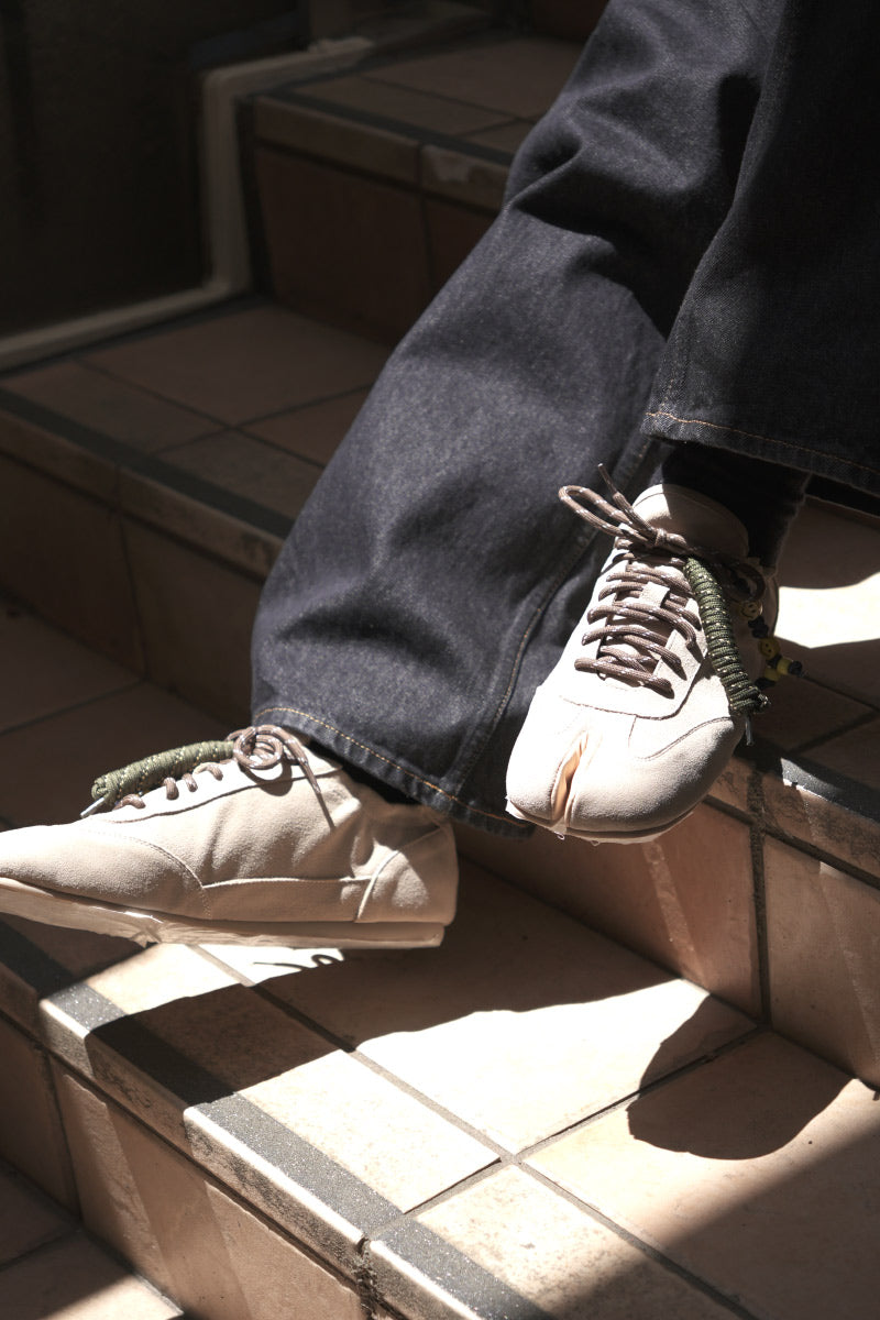 THIN-SOLE TABI SNEAKERS / KHAKI SUEDE COWHIDE VERSION