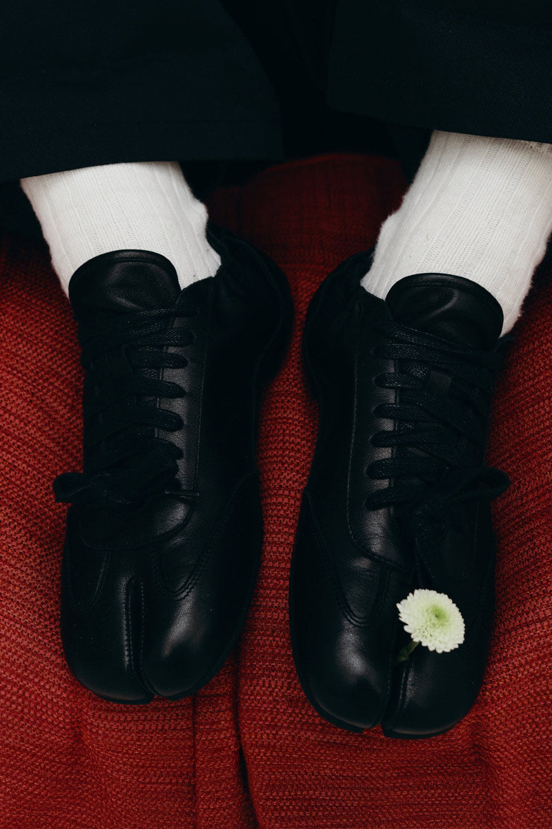THIN-SOLE TABI SNEAKERS / WAXED TOP-GRAIN SOFT COWHIDE