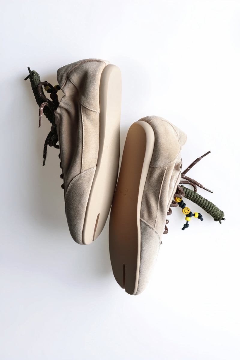 THIN-SOLE TABI SNEAKERS / KHAKI SUEDE COWHIDE VERSION