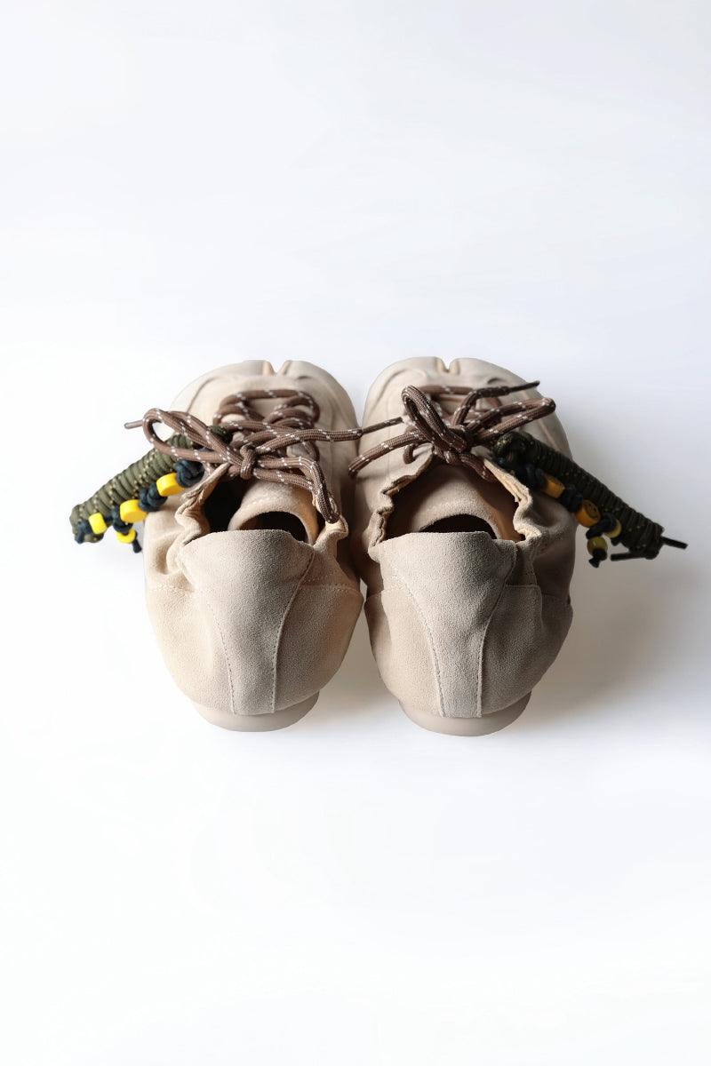 THIN-SOLE TABI SNEAKERS / KHAKI SUEDE COWHIDE VERSION