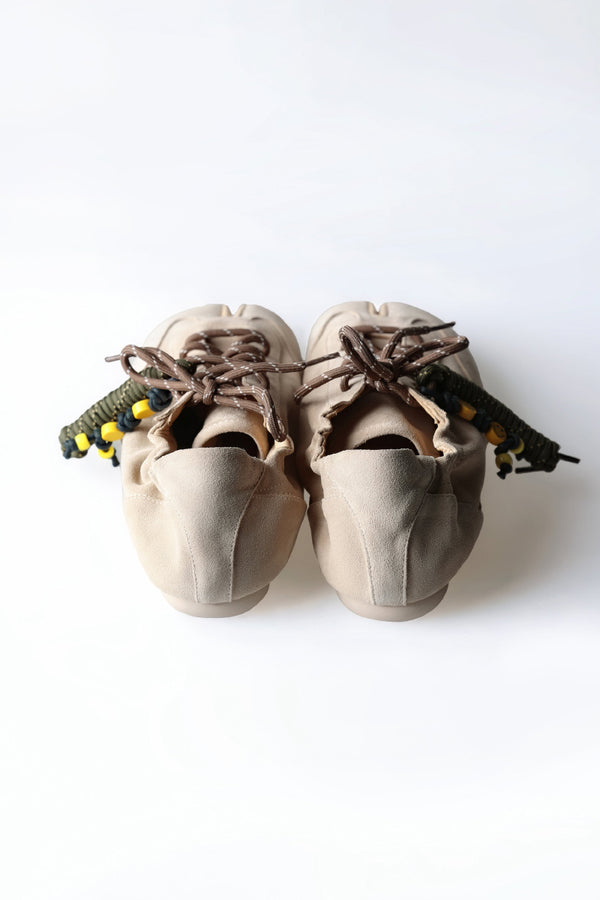 THIN-SOLE TABI SNEAKERS / KHAKI SUEDE COWHIDE VERSION