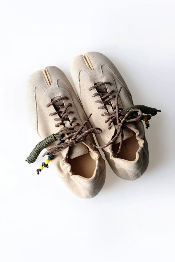 THIN-SOLE TABI SNEAKERS / KHAKI SUEDE COWHIDE VERSION