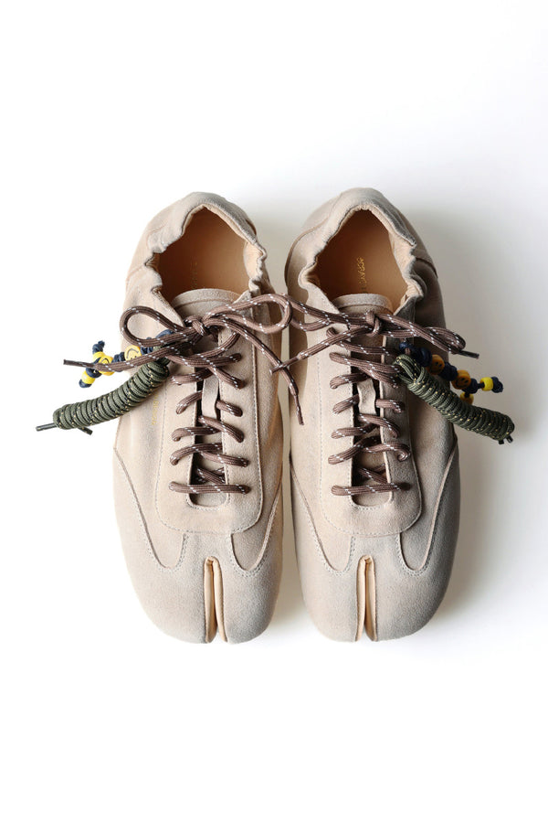 THIN-SOLE TABI SNEAKERS / KHAKI SUEDE COWHIDE VERSION [26SS入荷予定]