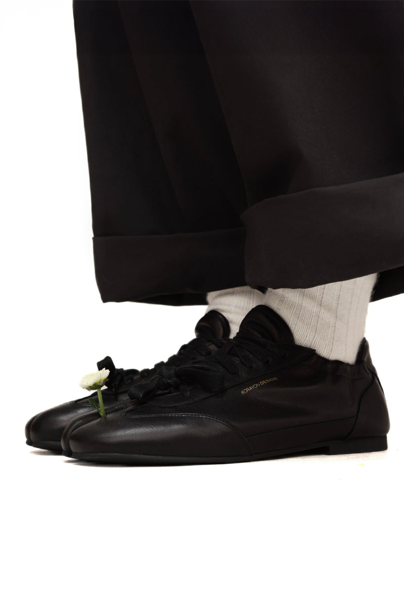 THIN-SOLE TABI SNEAKERS / WAXED TOP-GRAIN SOFT COWHIDE