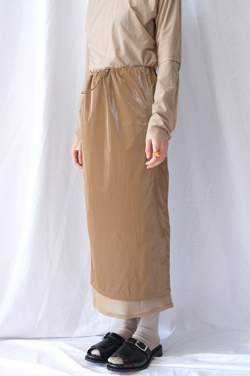 PLASTIC FABRIC LAYERD SKIRT / CAMEL