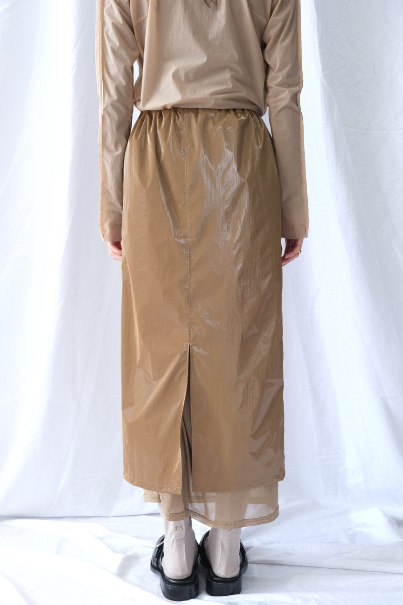 PLASTIC FABRIC LAYERD SKIRT / CAMEL