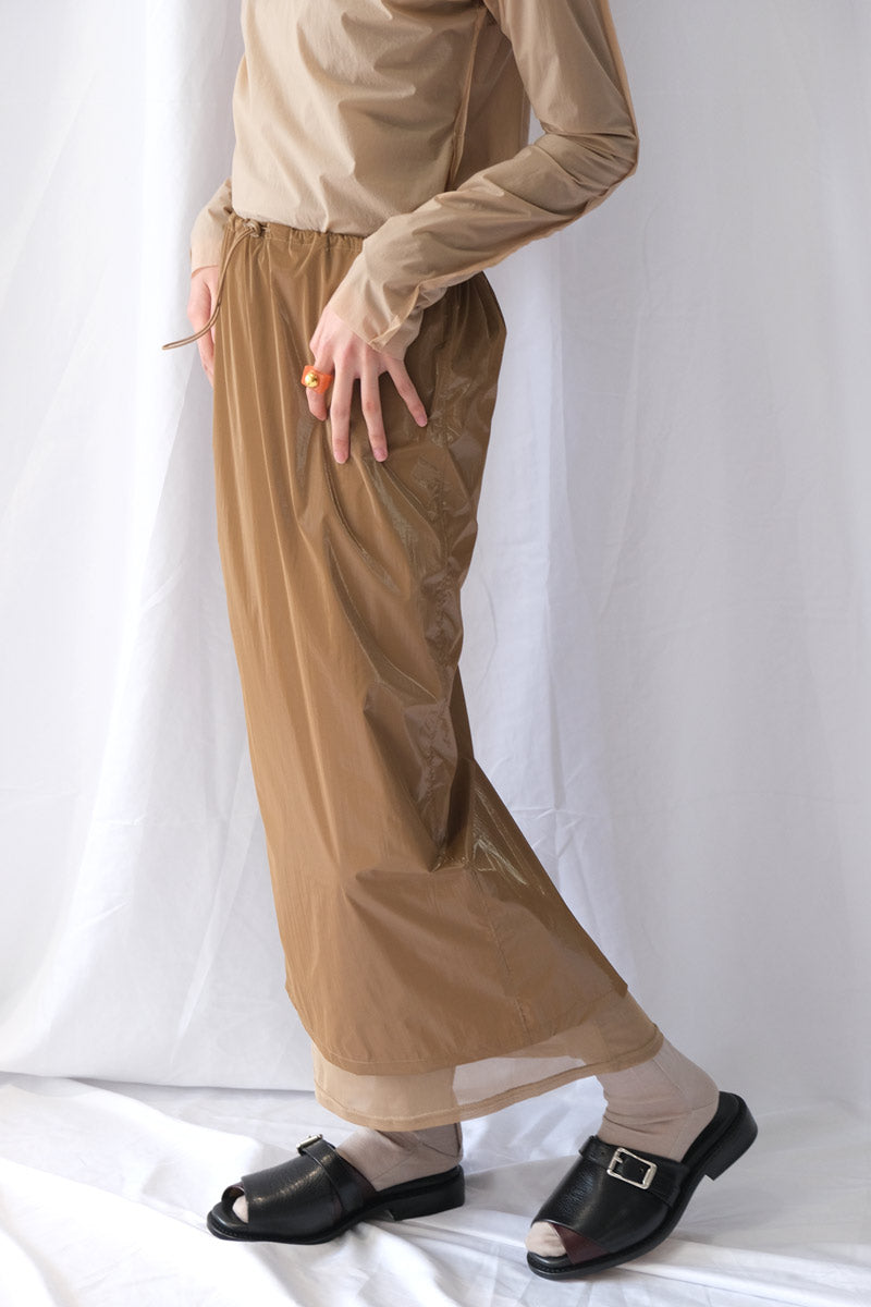 PLASTIC FABRIC LAYERD SKIRT / CAMEL