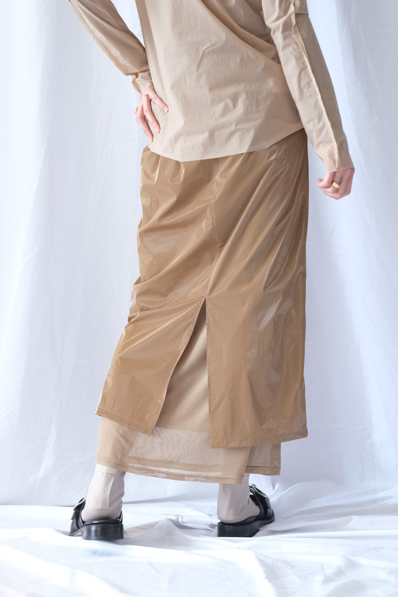 PLASTIC FABRIC LAYERD SKIRT / CAMEL