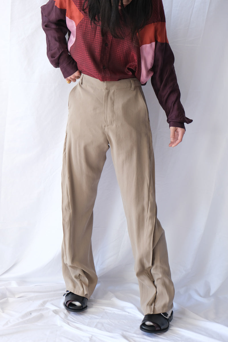 TWISTED TAILORED TROUSER / BEIGE