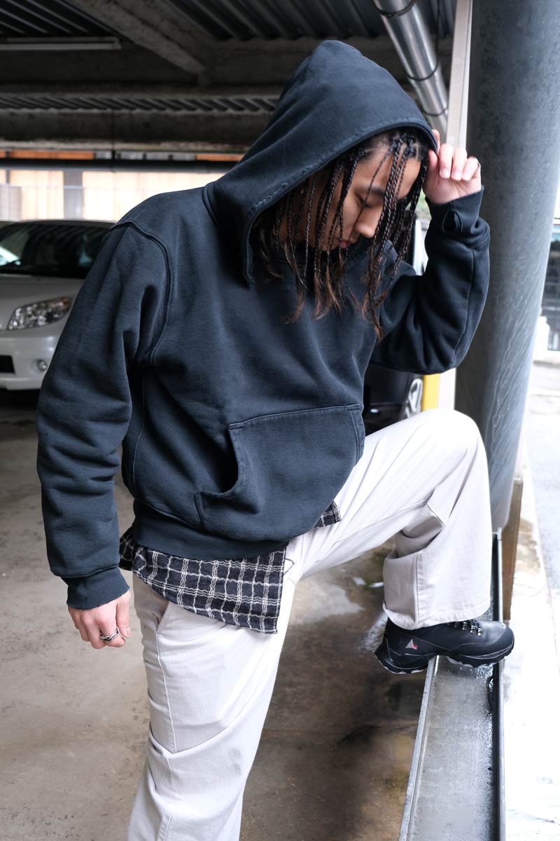 RELIC HOOD / PIGMENT BLACK HEFTY FLEECE