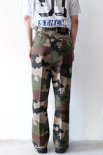 Load image into Gallery viewer, POLY MESH CARGO SHORTS / BLACK × GREEN 