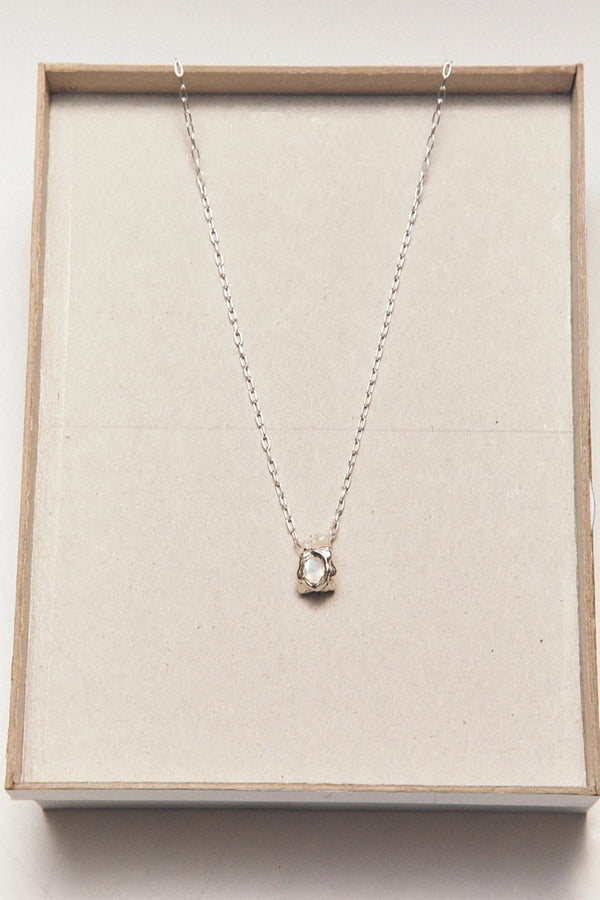 JUNIO NECKLACE / 925 STERLING SILVER/RAINBOW MOONSTONE