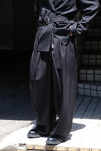 画像をギャラリービューアに読み込む, DOBBY CLOTH 2TUCK BELTED WIDE PANTS / BLACK