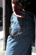 Load image into Gallery viewer, DICKE PERLEN SHORT KEYHOLDER / MOCCA