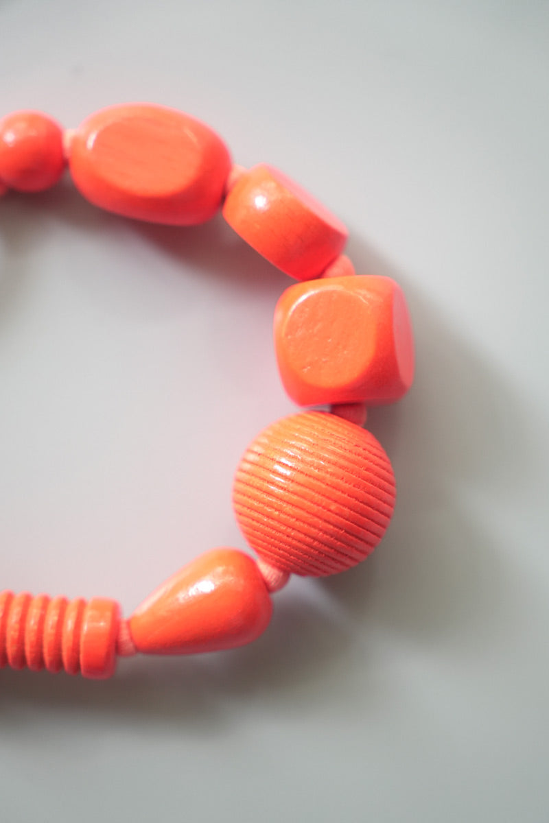 INA SEIFART | PERLENMIX SHORT KEYHOLDER / NEON ORANGE ウッドビーズ