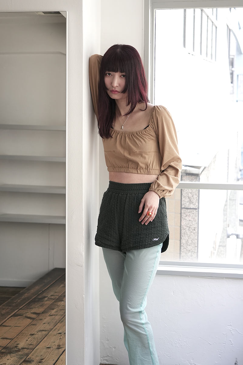 DRY 싱글 저지 스퀘어 넥 개더 탑 / 카멜