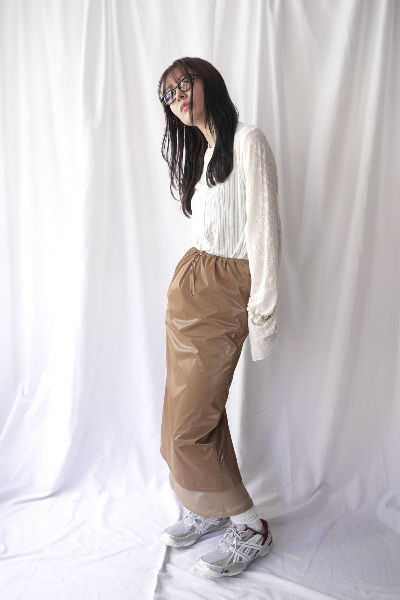 PLASTIC FABRIC LAYERD SKIRT / CAMEL