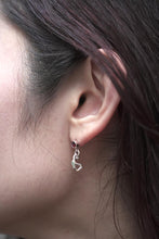 画像をギャラリービューアに読み込む, RED VINE STUDS EARRIGS / SILVER PLATED
