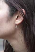 画像をギャラリービューアに読み込む, RED VINE STUDS EARRIGS / SILVER PLATED