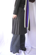 Load image into Gallery viewer, PLUGIN MIDI PLEAT SKIRT / GREY