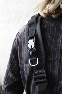 TRIANGLE SLING BAG S .12 / BLACK