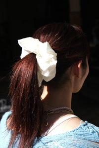 OVERSIZED SILK SCRUNCHIE / WHITE