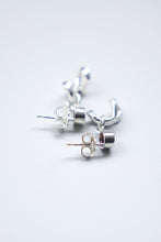 画像をギャラリービューアに読み込む, RED VINE STUDS EARRIGS / SILVER PLATED