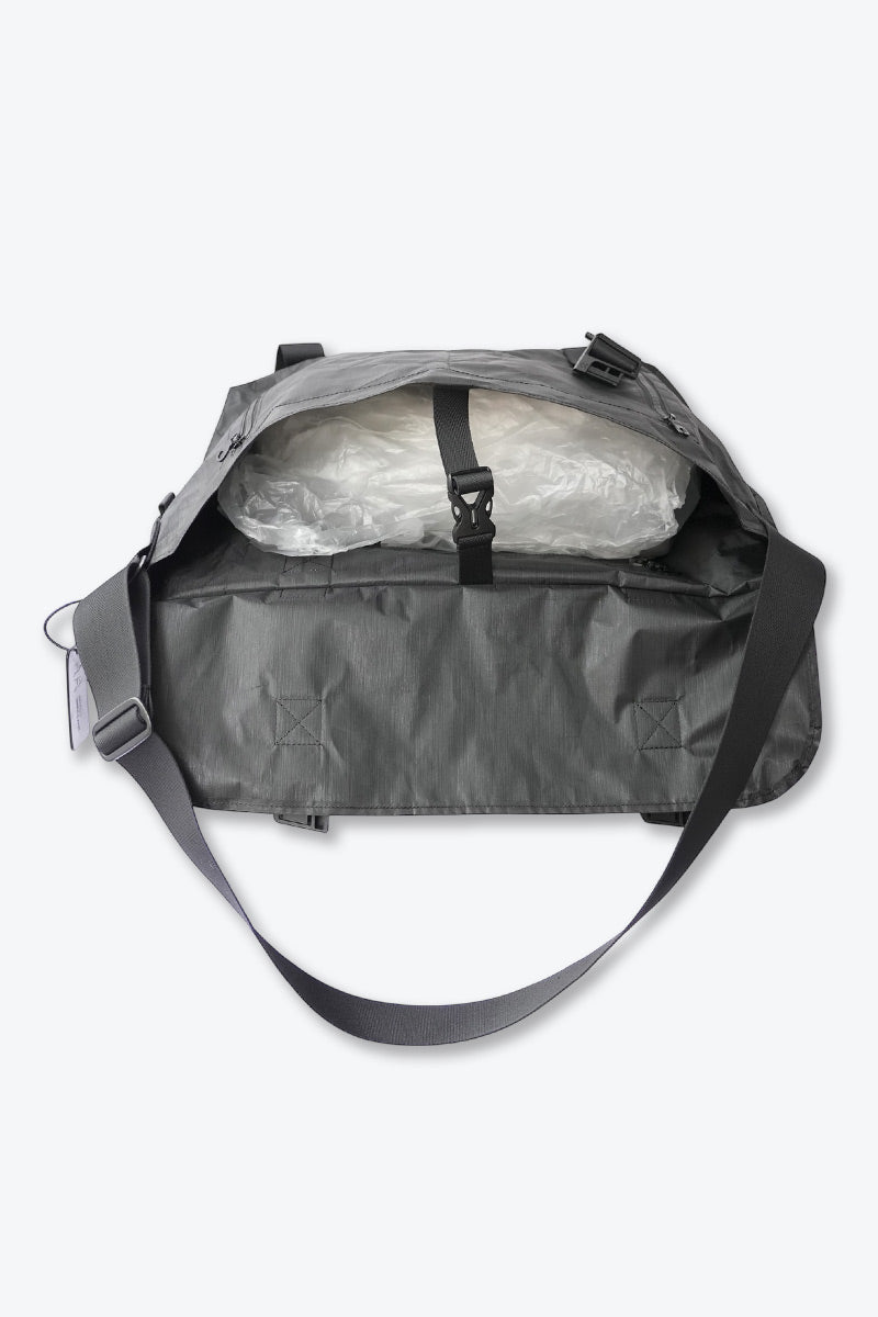 DYNEEMA MESSENGER BAG (L) / BLACK