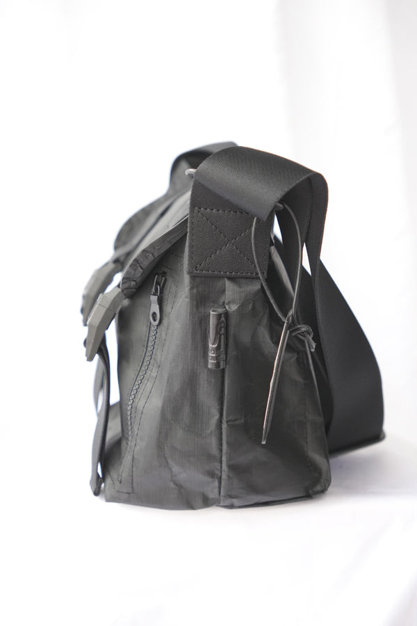 DYNEEMA MESSENGER BAG (S) / BLACK