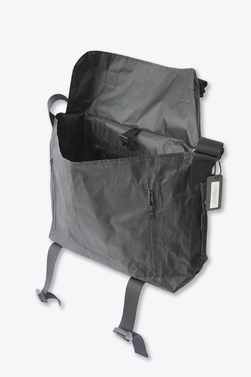 DYNEEMA MESSENGER BAG (L) / BLACK