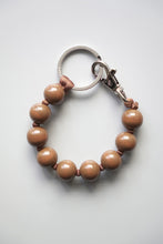 Load image into Gallery viewer, DICKE PERLEN SHORT KEYHOLDER / MOCCA
