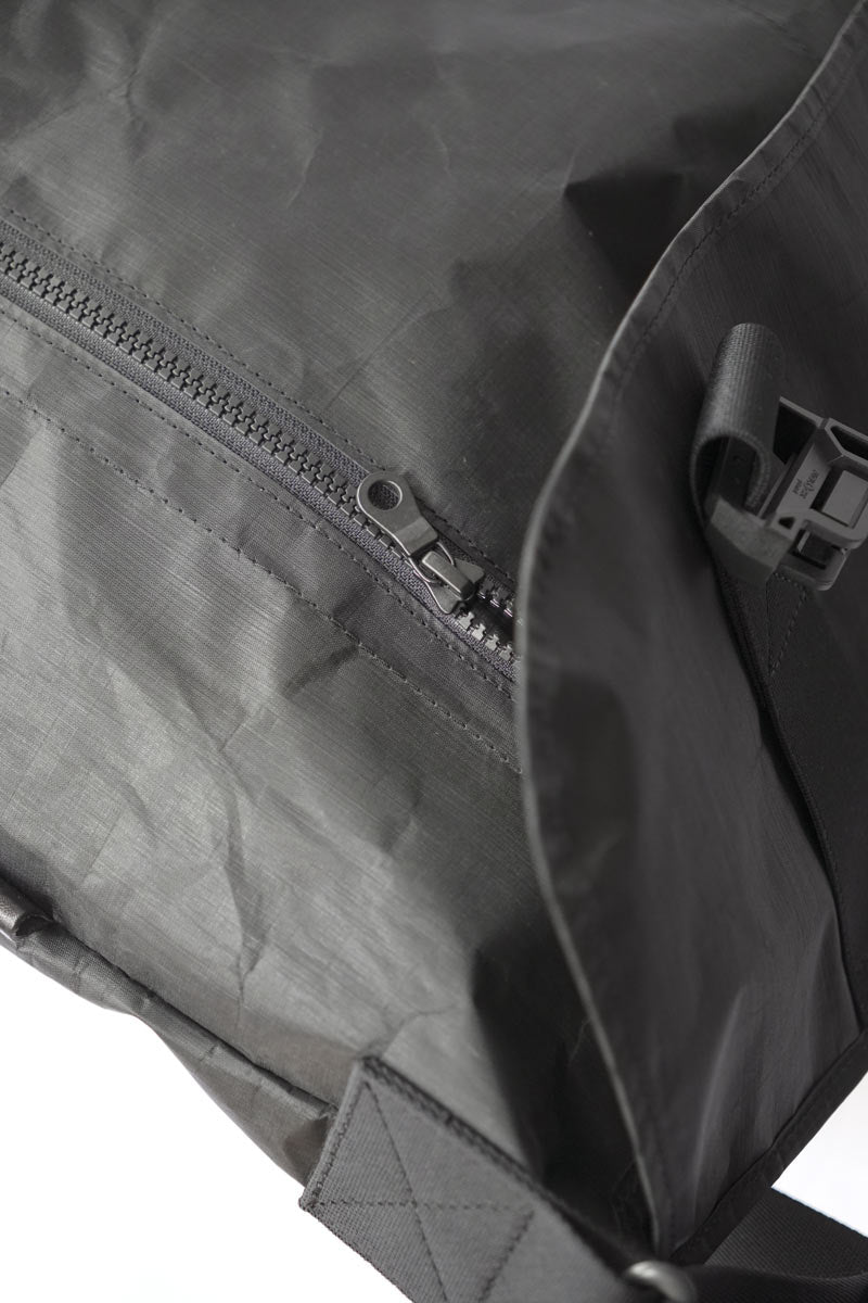 DYNEEMA MESSENGER BAG (L) / BLACK