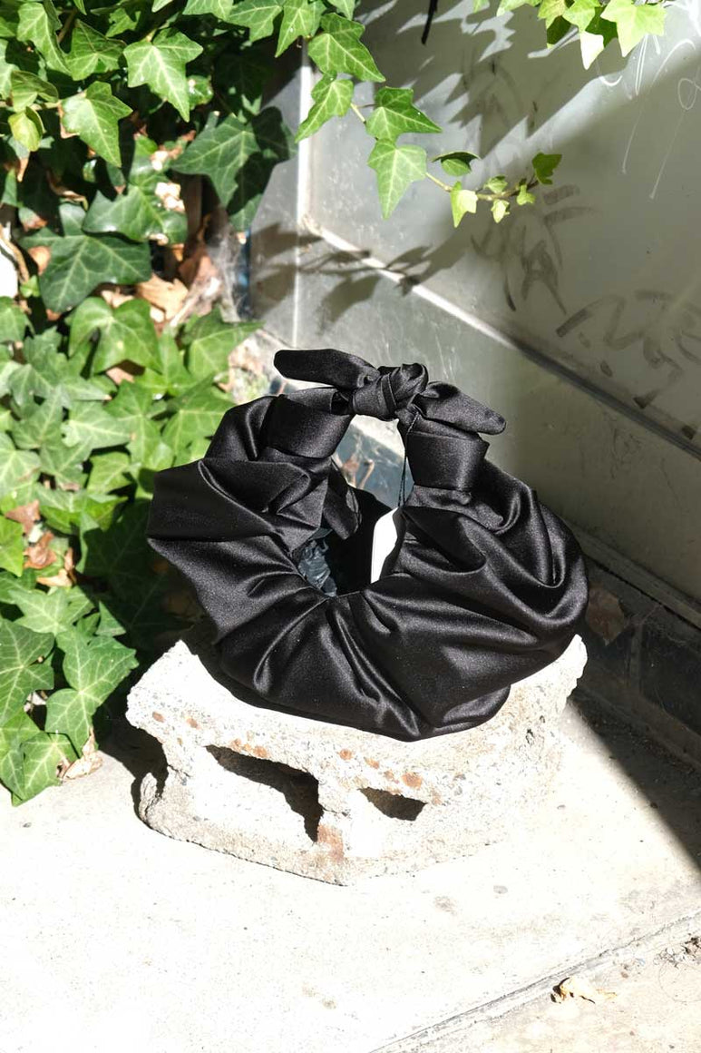 KIKU CROISSANT BAG / BLACK