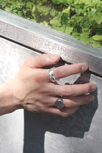 Load image into Gallery viewer, RAUK RING NARROW / CARVED SILVER