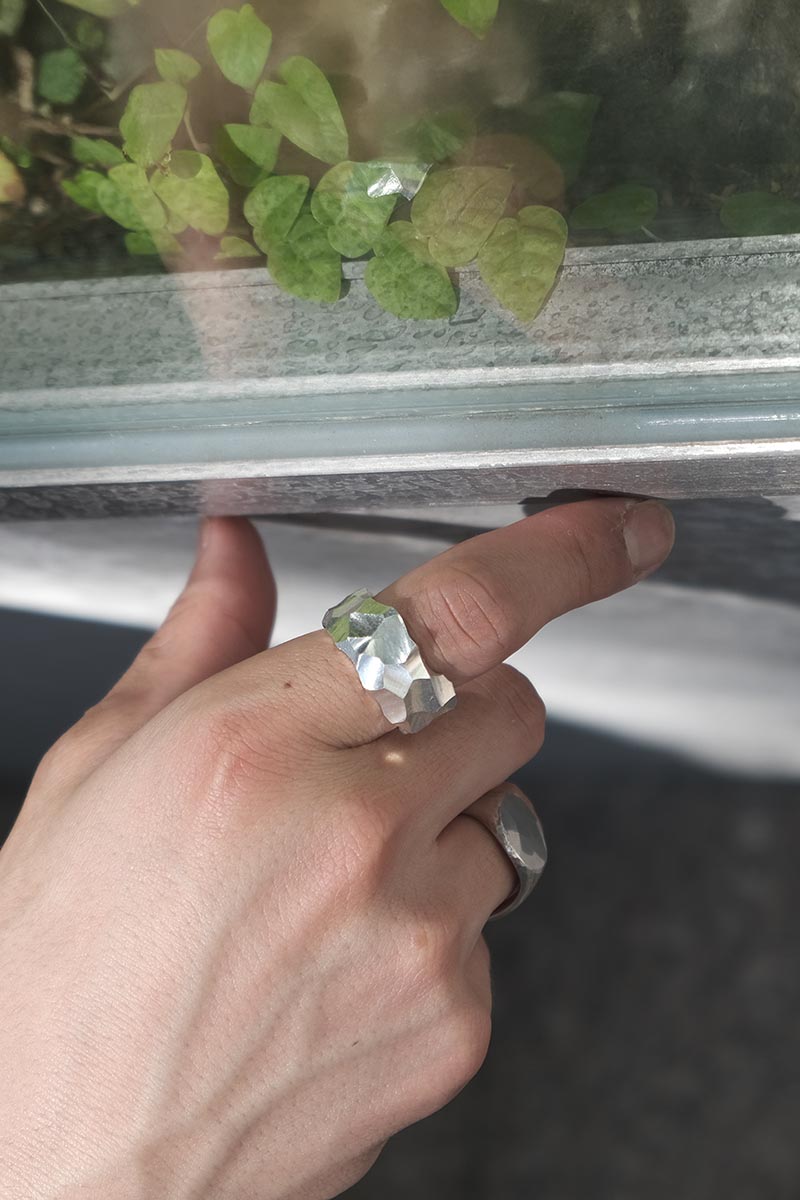RAUK RING NARROW / CARVED SILVER