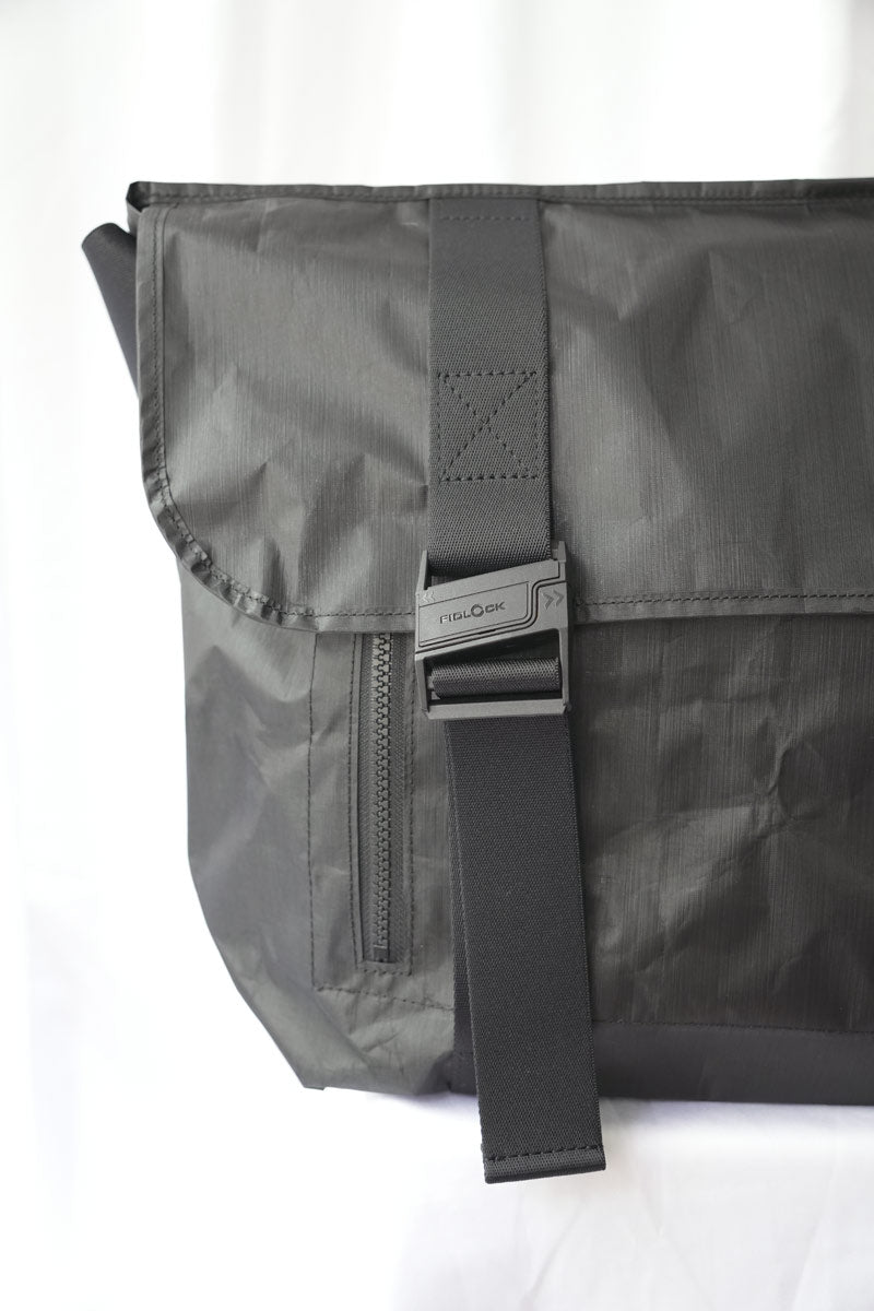 DYNEEMA MESSENGER BAG (L) / BLACK