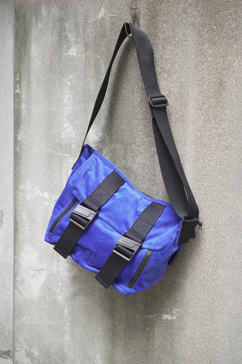 CORDUROY MESSENGER BAG(S) / BLUE