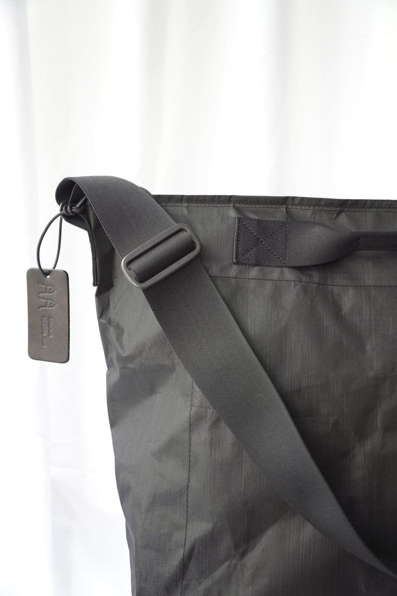 DYNEEMA MESSENGER BAG (L) / BLACK