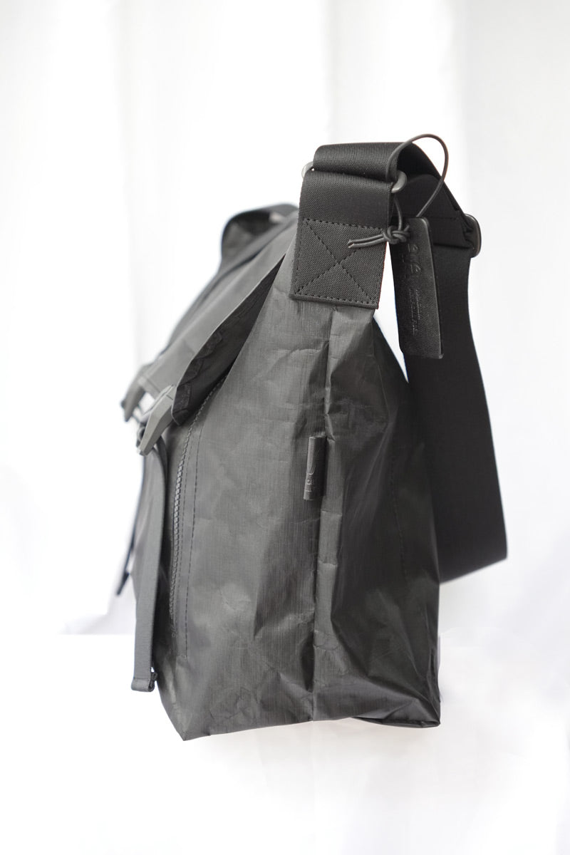 DYNEEMA MESSENGER BAG (L) / BLACK
