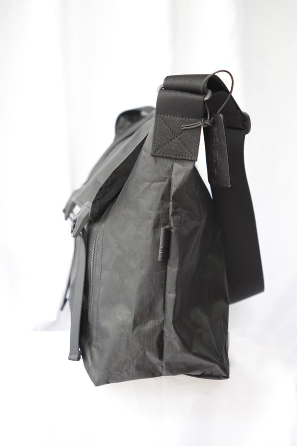 DYNEEMA MESSENGER BAG (L) / BLACK