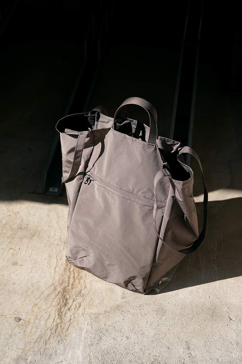 AMIACALVA | SPLIT YARN ZIPPY TOTE (L) / GRAY ナイロンジップトート