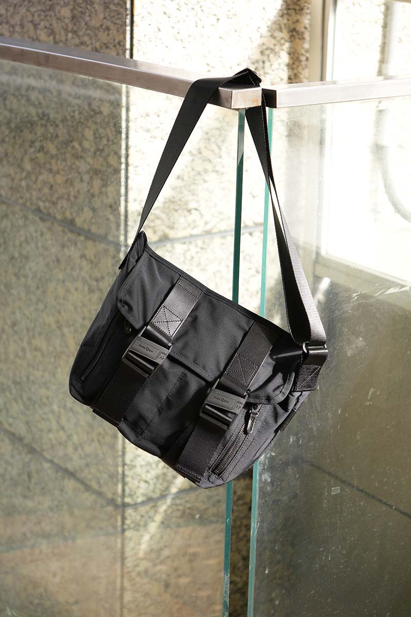 GABARDINE MESSENGER BAG (S) / BLACK