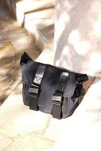 GABARDINE MESSENGER BAG (S) / BLACK